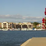Dans Marina Avec Piscine